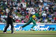 HAMILTON, NEW ZEALAND - FEBRUARY 19: Chris Morris of South Africa bowls during the First One Day International match between New Zealand and South Africa at Seddon Park on February 19, 2017 in Hamilton, New Zealand.  (Photo by Anthony Au-Yeung/Getty Images)